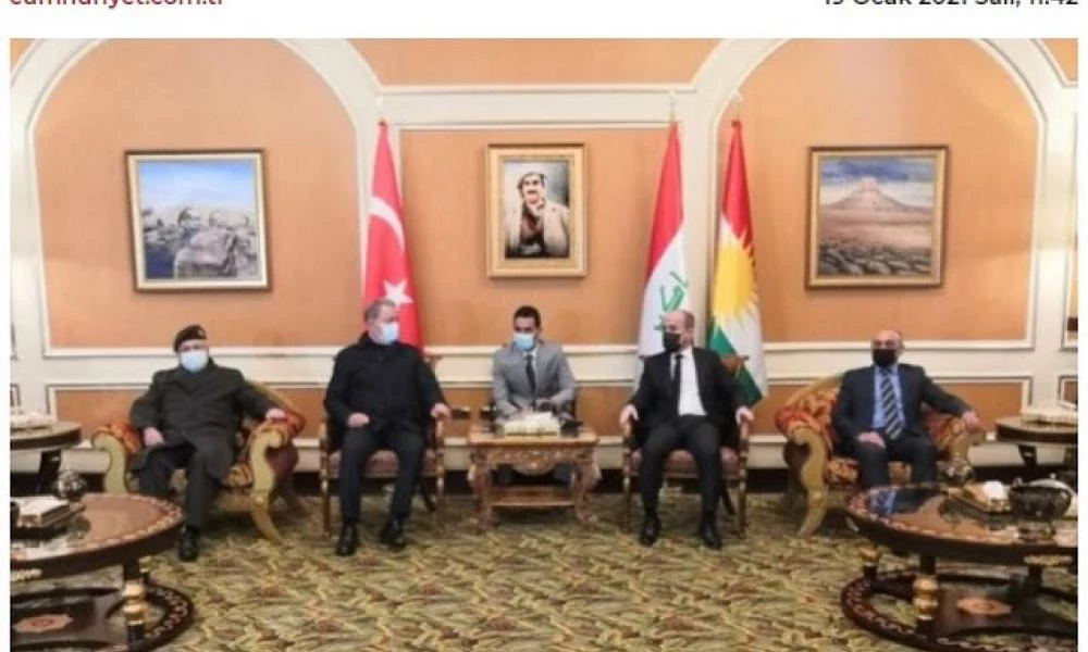 Έξαλλος ο τουρκικός Τύπος με Ακάρ: «Προδοσία» που φωτογραφήθηκε με τη σημαία των Κούρδων